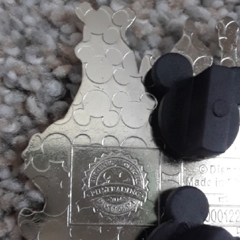 'It's a Small World' Disney Trading Pin - Picture 3 of 3